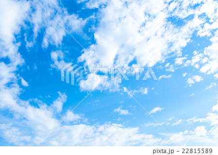 初夏の空 空 梅雨前 晴れの空 空の画像素材 コピースペース ブルースカイイメージ 雲片 の写真素材