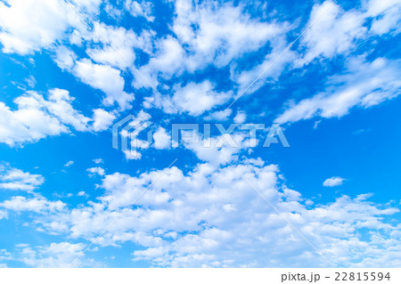 初夏の空 空 梅雨前 晴れの空 空の画像素材 コピースペース ブルースカイイメージ 雲片 の写真素材