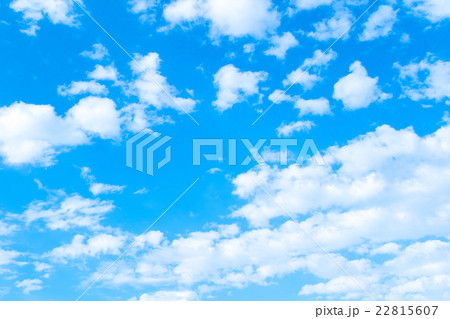 初夏の空 空 梅雨前 晴れの空 空の画像素材 コピースペース ブルースカイイメージ 雲片 初夏の空 空 梅雨前 晴れの空 空の画像素材 コピースペース ブルースカイイメージ 雲片 22815607