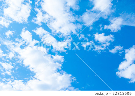 初夏の空 空 梅雨前 晴れの空 空の画像素材 コピースペース ブルースカイイメージ 雲片 初夏の空 空 梅雨前 晴れの空 空の画像素材 コピースペース ブルースカイイメージ 雲片 22815609