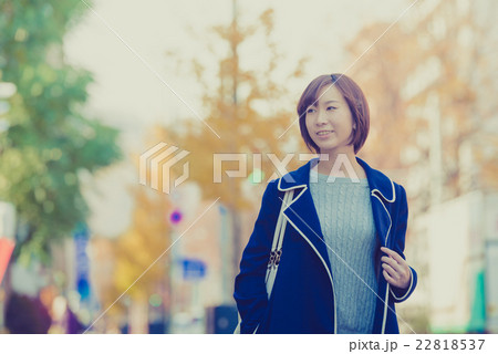 街を歩く女性 22818537