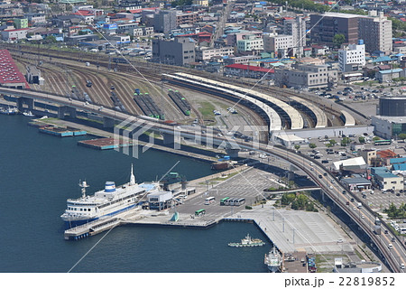 俯瞰、函館駅と旧連絡線乗り場 22819852