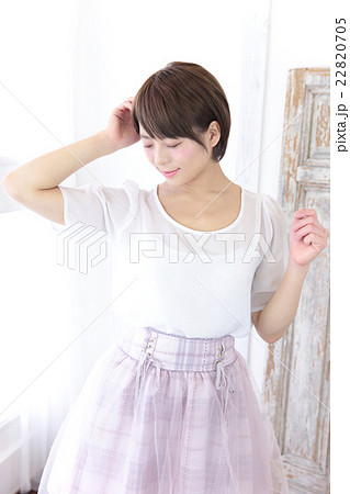 若い女性　ヘアスタイル　ファッション 22820705
