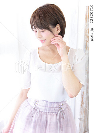 若い女性　ヘアスタイル　ファッション 22820716