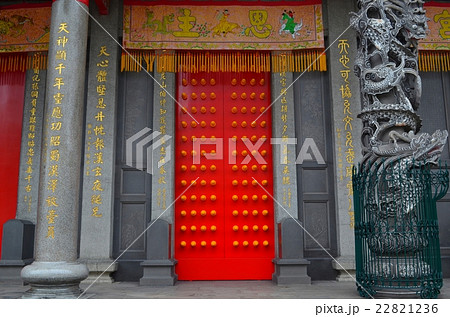 台湾 台北 行天宮の赤い扉の写真素材