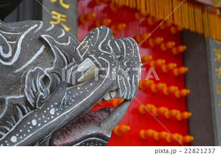 台湾・台北　行天宮の赤い扉と狛犬 22821237