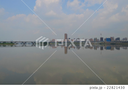 台湾・台北　川の向こう側の街並み 22821430