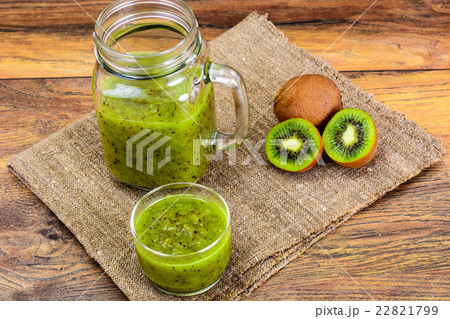 Kiwi and Apple Fresh Juice 22821799