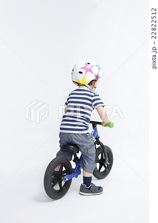 ストライダーで遊ぶ幼児 22822512