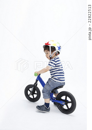 ストライダーで遊ぶ幼児 22822513