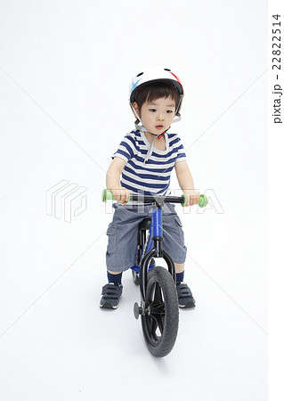 ストライダーで遊ぶ幼児 22822514