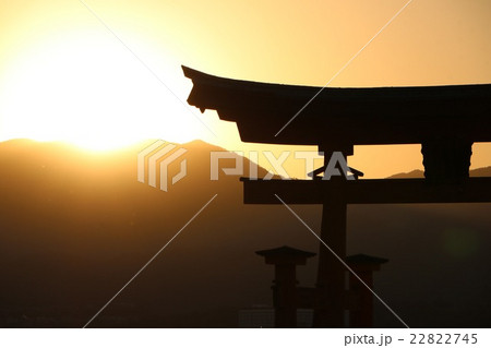 夕陽の大鳥居 22822745