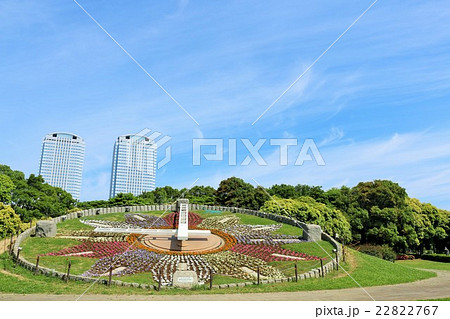 幕張海浜公園の花時計と快晴の青空の写真素材
