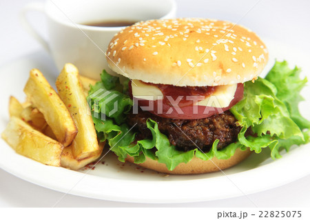 ハンバーガーとポテトフライ ハンバーガーとポテトフライ 22825075