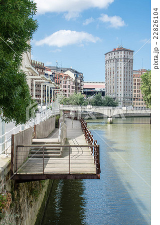 スペインビルバオの町並み 川沿いに立つパステルカラーの建物と川に突き出た歩道 スペインビルバオの町並み 川沿いに立つパステルカラーの建物と川に突き出た歩道 22826104