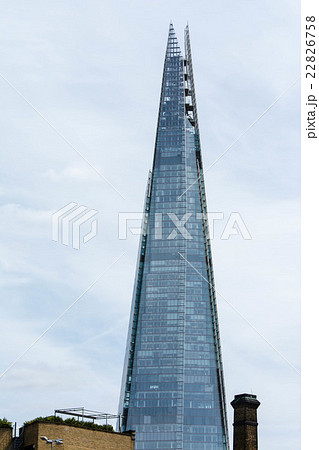 ロンドンの超高層ビル 先のとがったシャードの写真素材