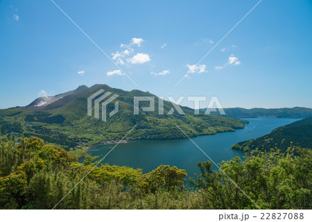 芦ノ湖、箱根山中央火口丘、噴煙をあげる大涌谷 芦ノ湖、箱根山中央火口丘、噴煙をあげる大涌谷 22827088
