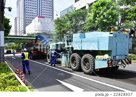 アスファルトを削るロードカッター アスファルトを削るロードカッター 22828937