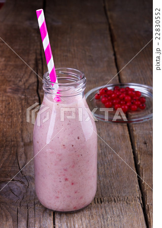 Red currant smoothie 22830552