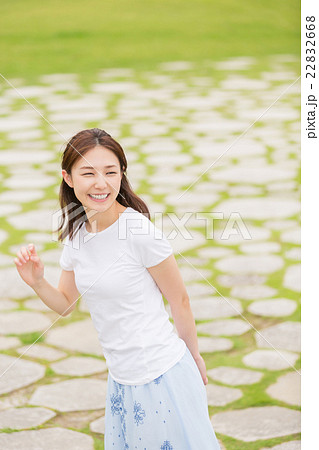 笑顔の女性 笑顔の女性 22832668