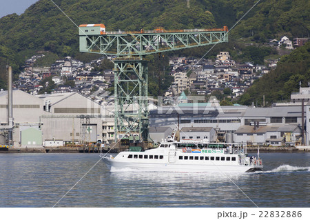 ジャイアントカンチレバークレーンと遊覧船 22832886