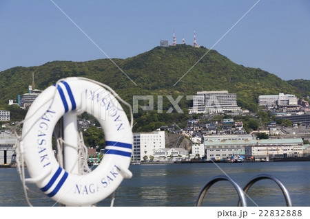 長崎港の救命浮輪と稲佐山 22832888