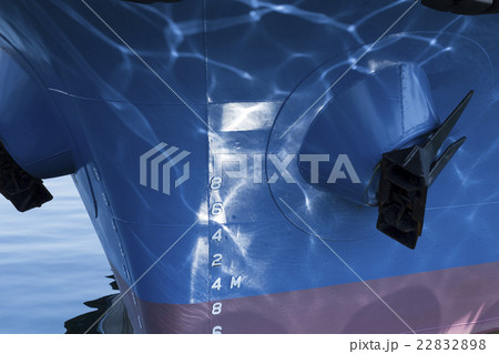 船の錨と波間の光 22832898