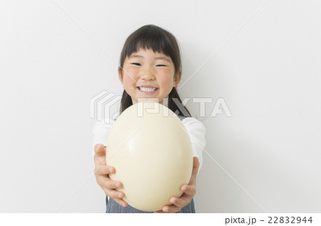 ダチョウの卵を持つ子供 ダチョウの卵を持つ子供 22832944
