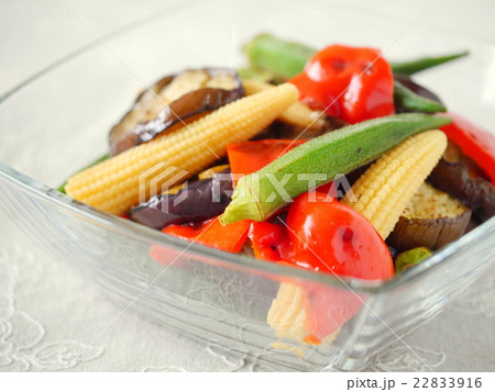 夏野菜の焼きマリネサラダ　　ガラスボウルバージョン（横位置） 22833916
