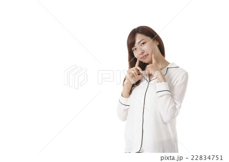 昭和のぶりっ子ポーズの若い女性 昭和のぶりっ子ポーズの若い女性 22834751
