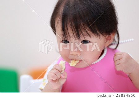 離乳食 エプロン (赤ちゃん 保育園 子供 娘 0歳 カジュアル ライフスタイル 子育て 手づかみ) 22834850