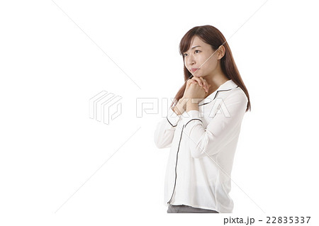 祈りポーズの若い女性 祈りポーズの若い女性 22835337