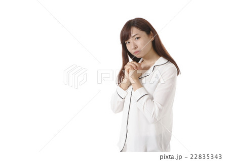祈りポーズの若い女性 22835343