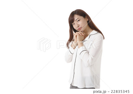 祈りポーズの若い女性 祈りポーズの若い女性 22835345