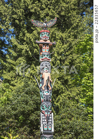 スタンレーパークのトーテムポールが見える風景 スタンレーパークのトーテムポールが見える風景 22835657