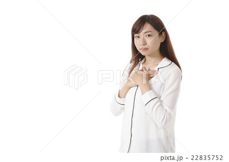 安心ポーズの若い女性 22835752
