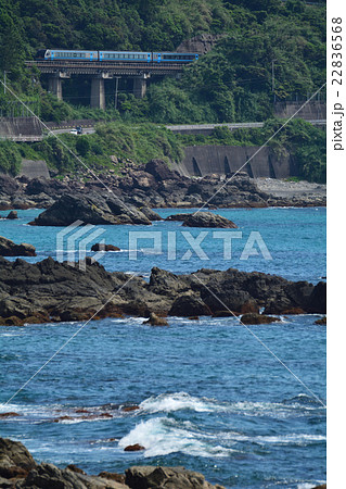 海沿いを走る特急「南風」 22836568