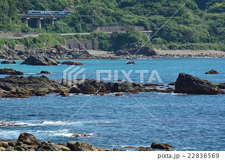 海沿いを走る特急「しまんと」 22836569