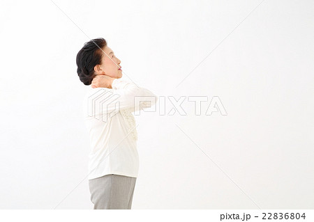シニア女性　肩こり 22836804
