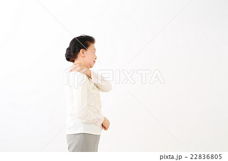シニア女性　肩こり 22836805