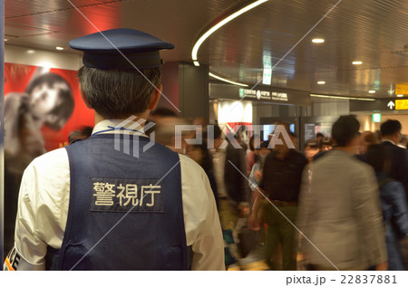 地下街を警備する警察官 地下街を警備する警察官 22837881