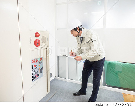 消火栓を点検する作業員 22838359