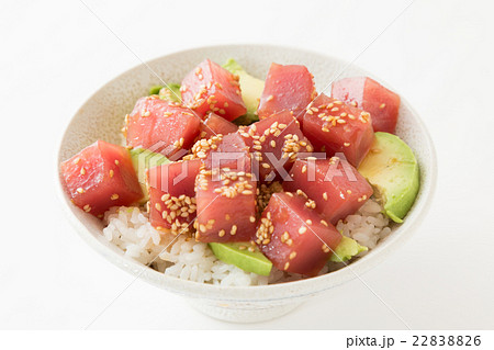マグロの漬け丼　白バック 22838826