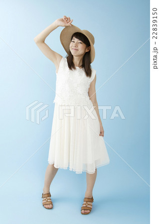 ワンピースの女性ポートレート　 　　　 22839150