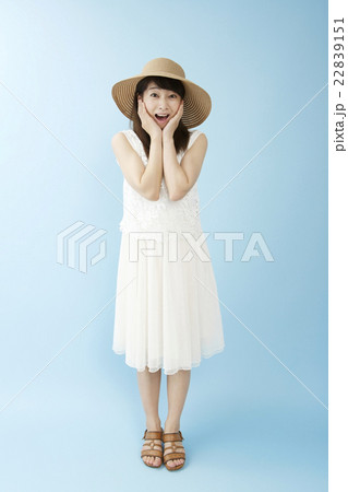 ワンピースの女性ポートレート 　　　　　　 22839151