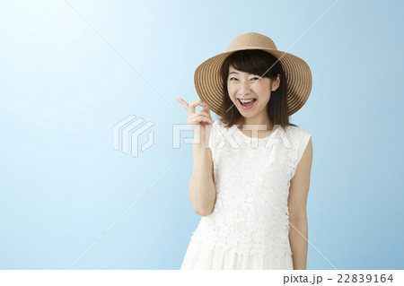ワンピースの女性ポートレート ワンピースの女性ポートレート 22839164