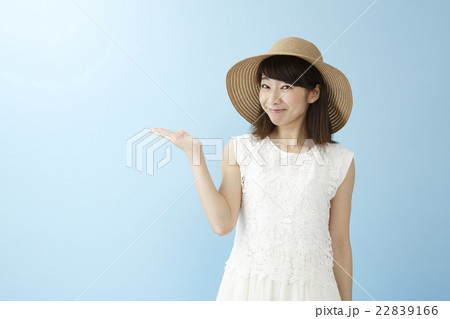 ワンピースの女性ポートレート　　　　　　　　　　　　　　 22839166