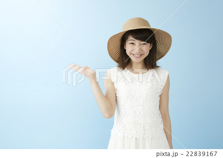 ワンピースの女性ポートレート ワンピースの女性ポートレート 22839167