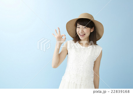 ワンピースの女性ポートレート ワンピースの女性ポートレート 22839168