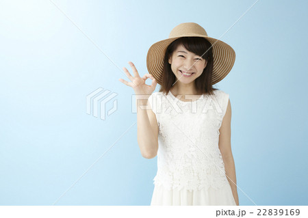 ワンピースの女性ポートレート ワンピースの女性ポートレート 22839169